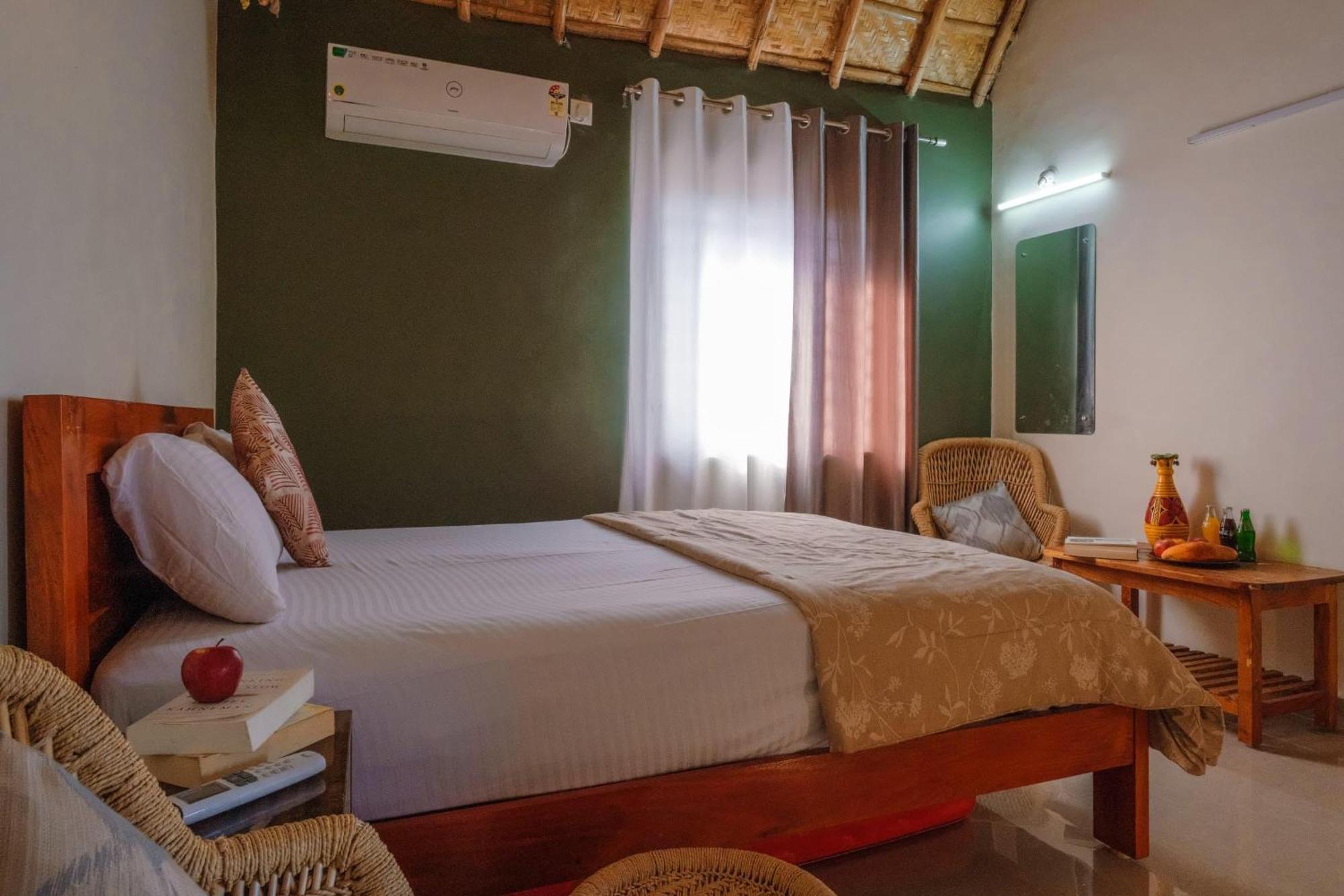 The Hideout Cottage And Restaurant Hampi Exterior photo